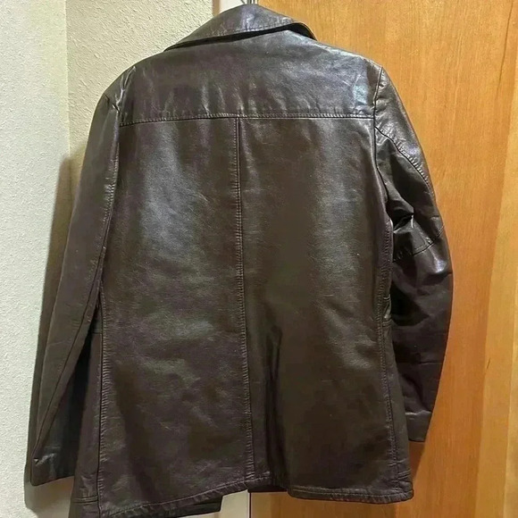 Vintage leather coat with zip out faux fur lining. Size 40. - Picture 10 of 11